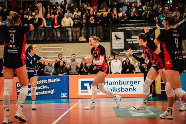 Volleyball Women Season 2025 2026 Volleyball Bundesliga ETV Hamburger Volksbank Volleys vs USC Münster 22 01 2026 Cheering at ETV f l Lina Köster 3, ETV Hamburger Volksbank Volleys , Sarah Stiriz 4, ETV Hamburger Volksbank Volleys , Svea Frobel 11, ETV Hamburger Volksbank Volleys , Louisa Krams 17, ETV Hamburger Volksbank Volleys and Zoe Konjer 8, ETV Hamburger Volksbank Volleys Hamburg Sporthalle Hoheluft Hamburg Germany