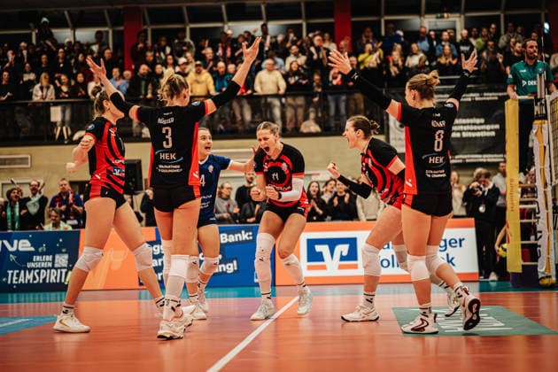 Volleyball Women Season 2025 2026 Volleyball Bundesliga ETV Hamburger Volksbank Volleys vs USC Münster 22 01 2026 Cheers at ETV, from l Leonie Körtzinger 7, ETV Hamburger Volksbank Volleys , Lina Köster 3, ETV Hamburger Volksbank Volleys , Sarah Stiriz 4, ETV Hamburger Volksbank Volleys , Svea Frobel 11, ETV Hamburger Volksbank Volleys , Louisa Krams 17, ETV Hamburger Volksbank Volleys and Zoe Konjer 8, ETV Hamburger Volksbank Volleys Hamburg Sporthalle Hoheluft Hamburg Germany