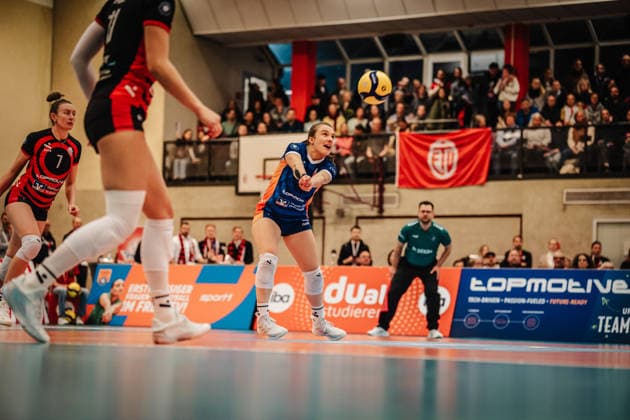 Volleyball Women Season 2025 2026 Volleyball Bundesliga ETV Hamburger Volksbank Volleys vs USC Münster 22 01 2026 Sarah Stiriz 4, ETV Hamburger Volksbank Volleys takes the ball Hamburg Sporthalle Hoheluft Hamburg Germany