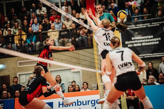 Volleyball Women Season 2025 2026 Volleyball Bundesliga ETV Hamburger Volksbank Volleys vs USC Münster 22 01 2026 Svea Frobel 11, ETV Hamburger Volksbank Volleys on the attack Hamburg Sporthalle Hoheluft Hamburg Germany
