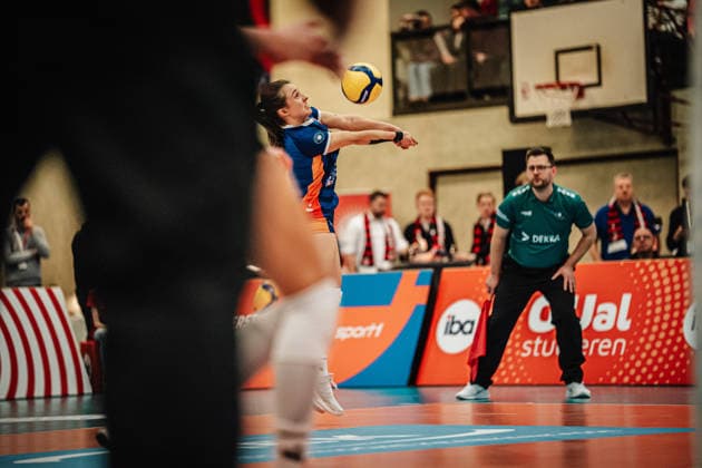 Volleyball Women Season 2025 2026 Volleyball Bundesliga ETV Hamburger Volksbank Volleys vs USC Münster 22 01 2026 Sarah Stiriz 4, ETV Hamburger Volksbank Volleys plays the ball Hamburg Sporthalle Hoheluft Hamburg Germany