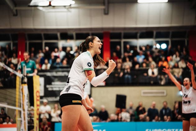 Volleyball Women Season 2025 2026 Volleyball Bundesliga ETV Hamburger Volksbank Volleys vs USC Münster 22 01 2026 Esther Spöler 3, USC Münster cheers Hamburg Sporthalle Hoheluft Hamburg Germany