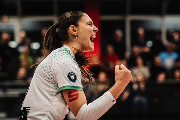 Volleyball Women Season 2025 2026 Volleyball Bundesliga ETV Hamburger Volksbank Volleys vs USC Münster 22 01 2026 Esther Spöler 3, USC Münster cheers Hamburg Sporthalle Hoheluft Hamburg Germany