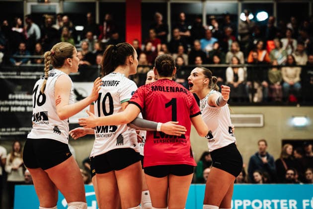 Volleyball Women Season 2025 2026 Volleyball Bundesliga ETV Hamburger Volksbank Volleys vs USC Münster 22 01 2026 Münster cheers, right Elena Kömmling 7, USC Münster Hamburg Sporthalle Hoheluft Hamburg Germany