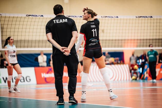 Volleyball Women Season 2025 2026 Volleyball Bundesliga ETV Hamburger Volksbank Volleys vs USC Münster 22 01 2026 f l Coach Markus Friedrich ETV Hamburger Volksbank Volleys and Svea Frobel 11, ETV Hamburger Volksbank Volleys in conversation Hamburg Sporthalle Hoheluft Hamburg Germany