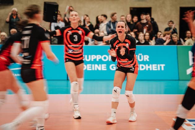 Volleyball Women Season 2025 2026 Volleyball Bundesliga ETV Hamburger Volksbank Volleys vs USC Münster 22 01 2026 Kathleen Weiß 13, ETV Hamburger Volksbank Volleys cheers Hamburg Sporthalle Hoheluft Hamburg Germany