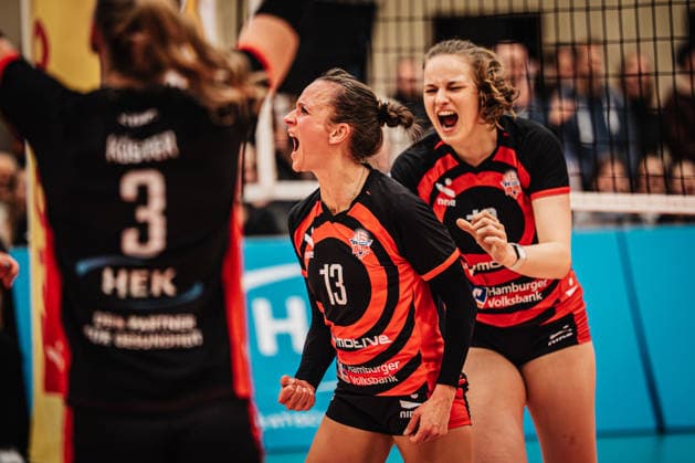 Volleyball Women Season 2025 2026 Volleyball Bundesliga ETV Hamburger Volksbank Volleys vs USC Münster 22 01 2026 Cheers at ETV f l Lina Köster 3, ETV Hamburger Volksbank Volleys , Kathleen Weiß 13, ETV Hamburger Volksbank Volleys and Lena Liegert 10, ETV Hamburger Volksbank Volleys Hamburg Sporthalle Hoheluft Hamburg Germany