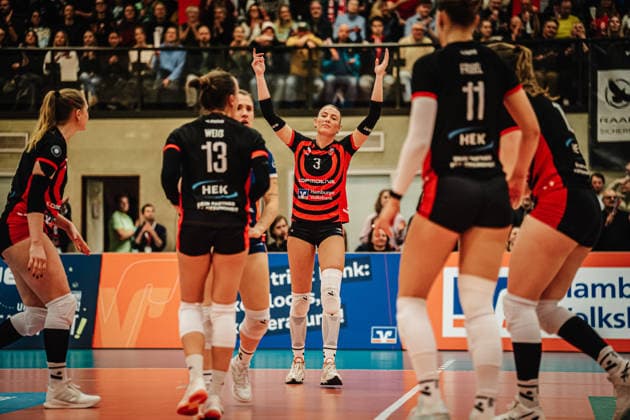 Volleyball Women Season 2025 2026 Volleyball Bundesliga ETV Hamburger Volksbank Volleys vs USC Münster 22 01 2026 Cheers at ETV, in the middle Lina Köster 3, ETV Hamburger Volksbank Volleys Hamburg Sporthalle Hoheluft Hamburg Germany