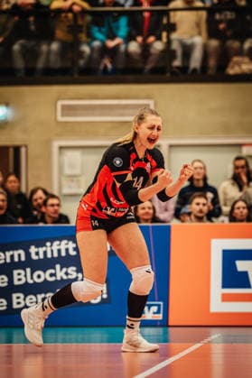 Volleyball Women Season 2025 2026 Volleyball Bundesliga ETV Hamburger Volksbank Volleys vs USC Münster 22 01 2026 Fiona Dittmann 14, ETV Hamburger Volksbank Volleys cheers Hamburg Sporthalle Hoheluft Hamburg Germany