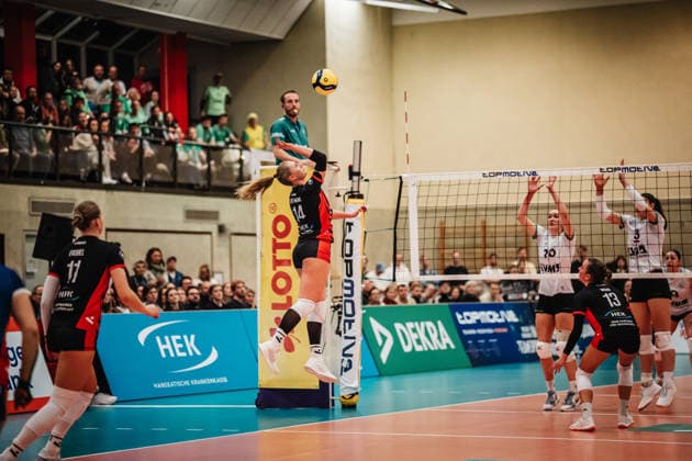 Volleyball Women Season 2025 2026 Volleyball Bundesliga ETV Hamburger Volksbank Volleys vs USC Münster 22 01 2026 Fiona Dittmann 14, ETV Hamburger Volksbank Volleys on the attack Hamburg Sporthalle Hoheluft Hamburg Germany