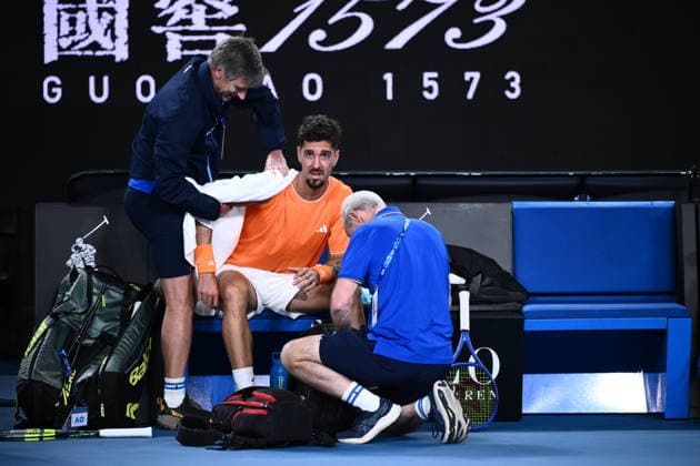 TENNIS AUSTRALIAN OPEN, Thanasi Kokkinakis receives medical attention as plays with Nick Kyrgios during the Men™s 1st round match against Jason Kubler and Marc Polmans on day 5 of the 2026 Australian Open tennis tournament at Melbourne Park in Melbourne, Wednesday, January 22, 2026. ( NO ARCHIVING MELBOURNE VICTORIA AUSTRALIA  Copyright: xJOELxCARRETTx 20260122168553542303