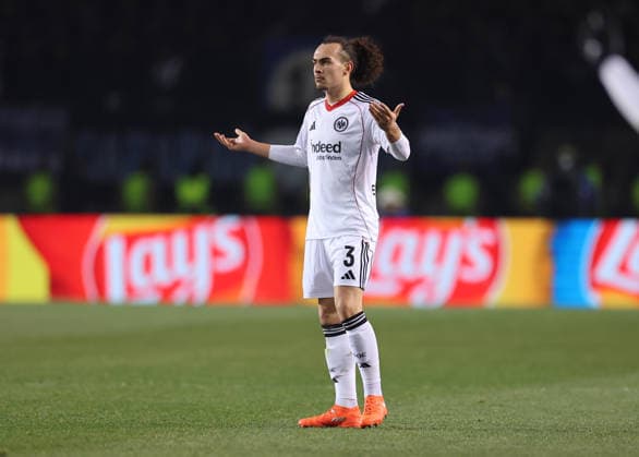 21 01 2026, Football UEFA Champions League, Qarabag Agdam FK Eintracht Frankfurt, v l , Arthur Theate Eintracht Frankfurt gibt Anweisungen, gestikuliert, mit den Armen gestikulieren, gives instructions, gesticulate DFL DFB REGULATIONS PROHIBIT ANY USE OF PHOTOGRAPHS AS IMAGE SEQUENCES AND OR QUASI VIDEO xdcx Copyright: HMBxMedia Claus