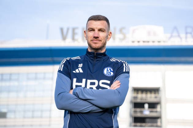 22 01 2026, Football, 2 Bundesliga, Season 2025 2026, Official presentation of Edin Džeko Dzeko at FC Schalke 04, Edin Džeko FC Schalke 04 in front of the arena, xRHR FOTO TKx Copyright: RHR-FOTOx RHR-FOTO TK