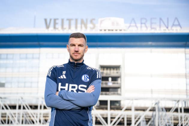 22 01 2026, Football, 2 Bundesliga, Season 2025 2026, Official presentation of Edin Džeko Dzeko at FC Schalke 04, Edin Džeko FC Schalke 04 in front of the arena, xRHR FOTO TKx Copyright: RHR-FOTOx RHR-FOTO TK
