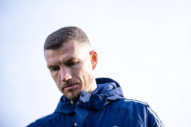 22 01 2026, Football, 2 Bundesliga, Season 2025 2026, Official presentation of Edin Džeko Dzeko at FC Schalke 04, Edin Džeko FC Schalke 04 in front of the arena, xRHR FOTO TKx Copyright: RHR-FOTOx RHR-FOTO TK