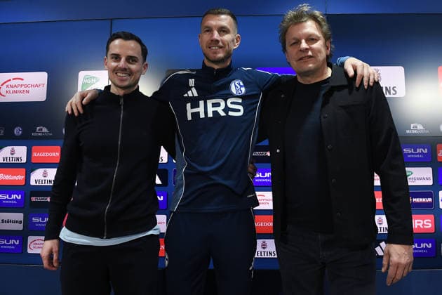 Presentation of Edin Dzeko at FC Schalke 04 on 22 01 2026 in the Veltins Arena in Gelsenkirchen Maximilian Lüftl Head of Scouting and Transfers Schalke , left Edin Dzeko Schalke , center Youri Mulder Director Professional Football Schalke , right xRx
