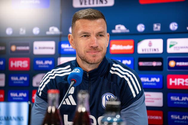 22 01 2026, Football, 2 Bundesliga, Season 2025 2026, Official presentation of Edin Džeko Dzeko at FC Schalke 04, Edin Džeko FC Schalke 04 xRHR FOTO TKx Copyright: RHR-FOTOx RHR-FOTO TK
