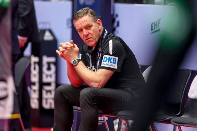 22 01 2026, Handball, Men s EHF EURO 2026, Germany Portugal, Jyske Bank Boxen in Herning, Denmark, Main Round Head coach Alfred Gislason Germany hc sits tensely on the sidelines Denmark