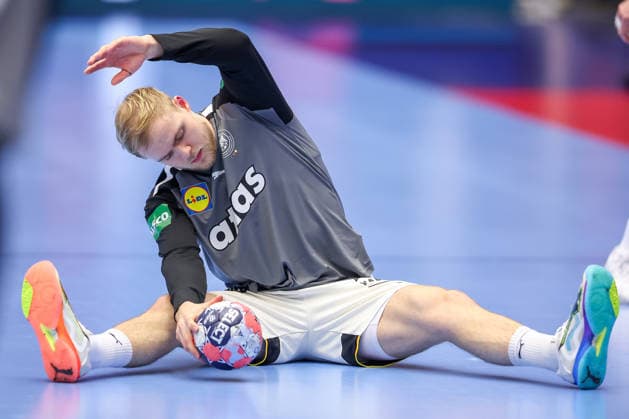 22 01 2026, Handball, Men s EHF EURO 2026, Germany Portugal, Jyske Bank Boxing in Herning, Denmark, Main Round Matthes Langhoff Germany 13 does stretching exercises Denmark
