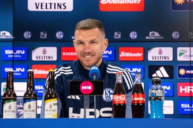 22 01 2026, Football, 2 Bundesliga, Season 2025 2026, Official presentation of Edin Džeko Dzeko at FC Schalke 04, Edin Džeko FC Schalke 04 xRHR FOTO TKx Copyright: RHR-FOTOx RHR-FOTO TK