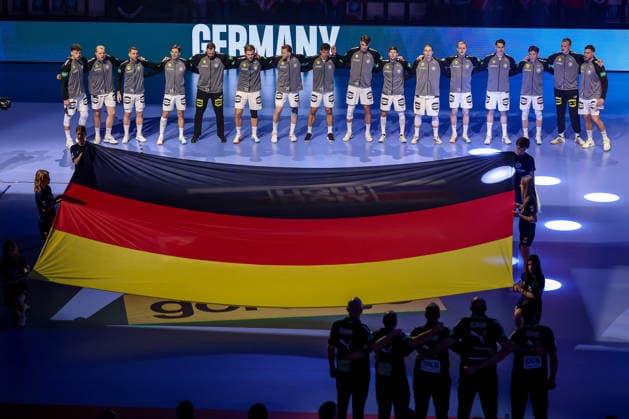 22 01 2026, Handball, Men s EHF EURO 2026, Germany Portugal, Jyske Bank Boxen in Herning, Denmark, Main Round The German team stands together arm in arm during the national anthem Denmark