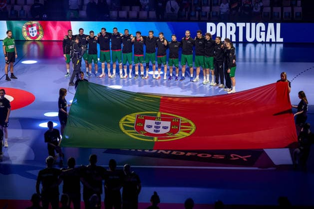 22 01 2026, Handball, Men s EHF EURO 2026, Germany Portugal, Jyske Bank Boxen in Herning, Denmark, Main Round The Portuguese team stands together arm in arm during the national anthem Denmark