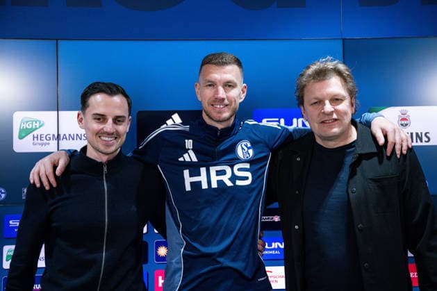 22 01 2026, Football, 2 Bundesliga, Season 2025 2026, Official presentation of Edin Džeko Dzeko at FC Schalke 04, Squad planner Maximilian Lüftl FC Schalke 04 , Edin Džeko FC Schalke 04 , Director of Professional Football Youri Mulder FC Schalke 04 xRHR PHOTO TKx Copyright: RHR-FOTOx RHR-FOTO TK