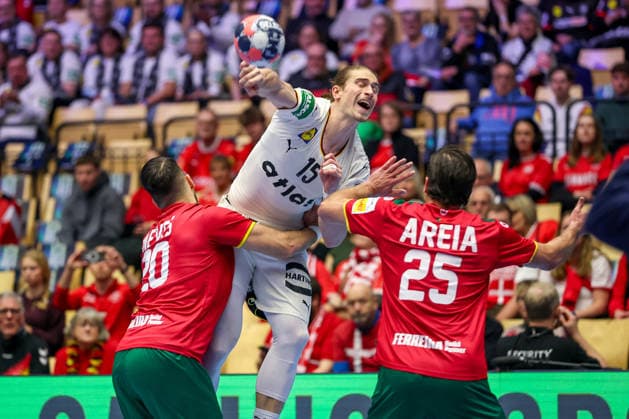 22 01 2026, Handball, Men s EHF EURO 2026, Germany Portugal, Jyske Bank Boxing in Herning, Denmark, Main Round Juri Knorr Germany 15 in a duel against Miguel Jose Soares Neves Portugal 20 Antonio Antunes Baeta Rodrigues Areia Portugal 25 Denmark