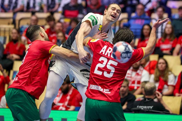 22 01 2026, Handball, Men s EHF EURO 2026, Germany Portugal, Jyske Bank Boxing in Herning, Denmark, Main Round Juri Knorr Germany 15 in a duel against Miguel Jose Soares Neves Portugal 20 Antonio Antunes Baeta Rodrigues Areia Portugal 25 Denmark