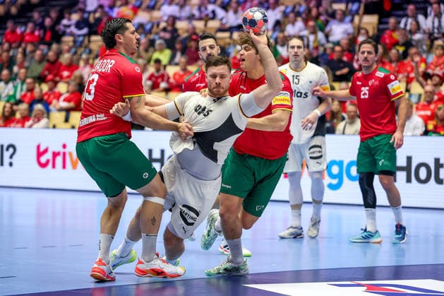 22 01 2026, Handball, Men s EHF EURO 2026, Germany Portugal, Jyske Bank Boxing in Herning, Denmark, Main Round Johannes Golla Germany 04 in duel against Rocha Nogueira Portugal 13 Gabriel Oliveira Cavalcanti Portugal 95 Denmark