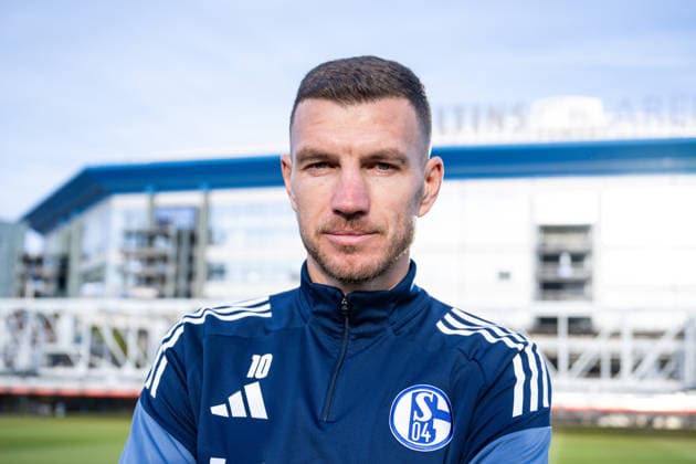 22 01 2026, Football, 2 Bundesliga, Season 2025 2026, Official presentation of Edin Džeko Dzeko at FC Schalke 04, Edin Džeko FC Schalke 04 in front of the arena, xRHR FOTO TKx Copyright: RHR-FOTOx RHR-FOTO TK