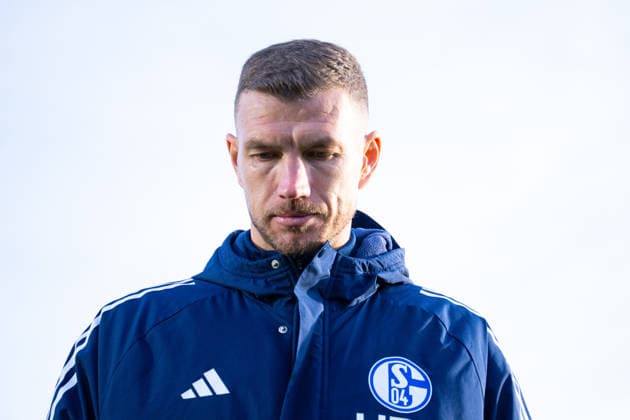 22 01 2026, Football, 2 Bundesliga, Season 2025 2026, Official presentation of Edin Džeko Dzeko at FC Schalke 04, Edin Džeko FC Schalke 04 in front of the arena, xRHR FOTO TKx Copyright: RHR-FOTOx RHR-FOTO TK