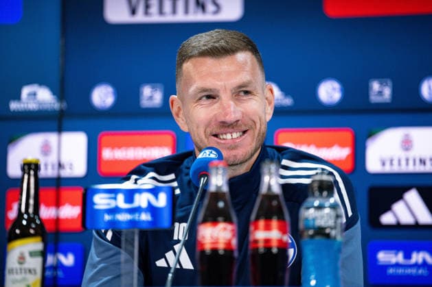 22 01 2026, Football, 2 Bundesliga, Season 2025 2026, Official presentation of Edin Džeko Dzeko at FC Schalke 04, Edin Džeko FC Schalke 04 , xRHR FOTO TKx Copyright: RHR-FOTOx RHR-FOTO TK