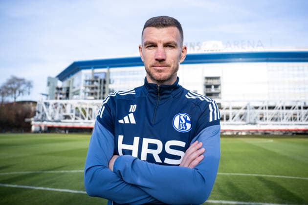 22 01 2026, Football, 2 Bundesliga, Season 2025 2026, Official presentation of Edin Džeko Dzeko at FC Schalke 04, Edin Džeko FC Schalke 04 in front of the arena, xRHR FOTO TKx Copyright: RHR-FOTOx RHR-FOTO TK