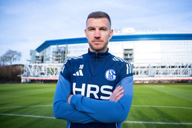 22 01 2026, Football, 2 Bundesliga, Season 2025 2026, Official presentation of Edin Džeko Dzeko at FC Schalke 04, Edin Džeko FC Schalke 04 in front of the arena, xRHR FOTO TKx Copyright: RHR-FOTOx RHR-FOTO TK