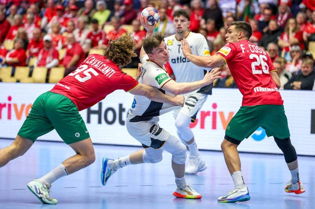 22 01 2026, Handball, Men s EHF EURO 2026, Germany Portugal, Jyske Bank Boxing in Herning, Denmark, Main Round Nils Lichtlein Germany 03 in duel against Gabriel Oliveira Cavalcanti Portugal 95 Francisco Mota Costa Portugal 26 Denmark