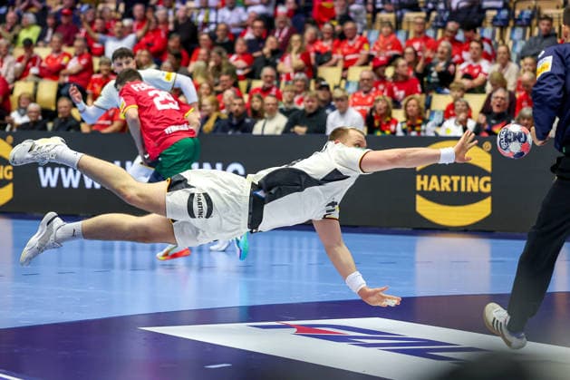 22 01 2026, Handball, Men s EHF EURO 2026, Germany Portugal, Jyske Bank Boxing in Herning, Denmark, Main Round Justus Fischer Germany 54 jumps the ball to Denmark
