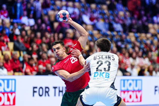 Francisco Costa Portugal, 26 , Renars Uscins Germany, 23 DEN, Germany vs Portugal, Handball, EHF European Championship 2026, Main Round, Matchday 1, 22 01 2026 DEN, Germany vs Portugal, Handball, EHF European Championship 2026, Main Round, Matchday 1, 22 01 2026 Herning Copyright: xEibner-Pressefoto MarcelxvonxFehrnx EP_MFN