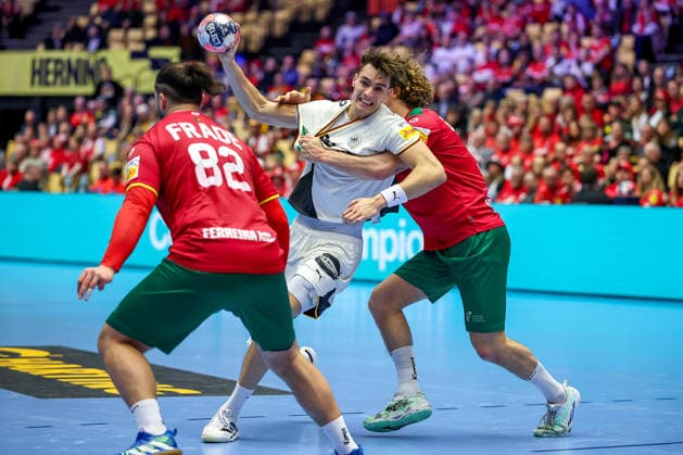 22 01 2026, Handball, Men s EHF EURO 2026, Germany Portugal, Jyske Bank Boxing in Herning, Denmark, Main Round Julian Köster Germany 18 in duel against Luis Diogo Sousa Frade Portugal 82 Gabriel Oliveira Cavalcanti Portugal 95 Denmark