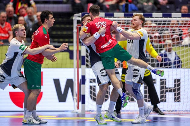 22 01 2026, Handball, Men s EHF EURO 2026, Germany Portugal, Jyske Bank Boxing in Herning, Denmark, Main Round Johannes Golla Germany 04 and Tom Kiesler Germany 30 defend against Filipe Graca Monteiro Portugal 09 Denmark