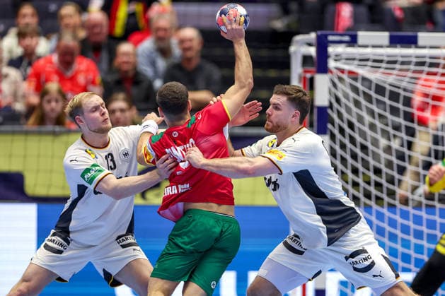 22 01 2026, Handball, Men s EHF EURO 2026, Germany Portugal, Jyske Bank Boxing in Herning, Denmark, Main Round Matthes Langhoff Germany 13 and Johannes Golla Germany 04 defend against Filipe Graca Monteiro Portugal 09 Denmark