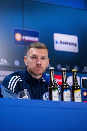 22 01 2026, Football, 2 Bundesliga, Season 2025 2026, Official presentation of Edin Džeko Dzeko at FC Schalke 04, Edin Džeko FC Schalke 04 xRHR FOTO TKx Copyright: RHR-FOTOx RHR-FOTO TK