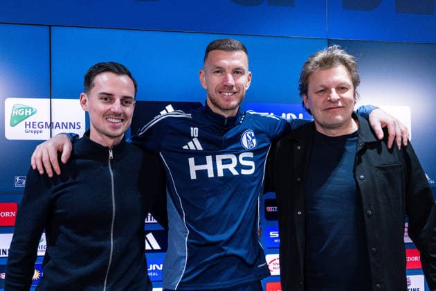 22 01 2026, Football, 2 Bundesliga, Season 2025 2026, Official presentation of Edin Džeko Dzeko at FC Schalke 04, Squad planner Maximilian Lüftl FC Schalke 04 , Edin Džeko FC Schalke 04 , Director of Professional Football Youri Mulder FC Schalke 04 xRHR PHOTO TKx Copyright: RHR-FOTOx RHR-FOTO TK