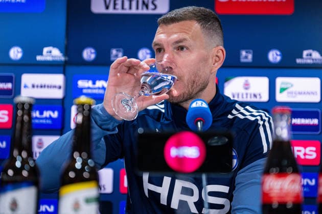 22 01 2026, Football, 2 Bundesliga, Season 2025 2026, Official presentation of Edin Džeko Dzeko at FC Schalke 04, Edin Džeko FC Schalke 04 xRHR FOTO TKx Copyright: RHR-FOTOx RHR-FOTO TK