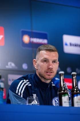 22 01 2026, Football, 2 Bundesliga, Season 2025 2026, Official presentation of Edin Džeko Dzeko at FC Schalke 04, Edin Džeko FC Schalke 04 xRHR FOTO TKx Copyright: RHR-FOTOx RHR-FOTO TK