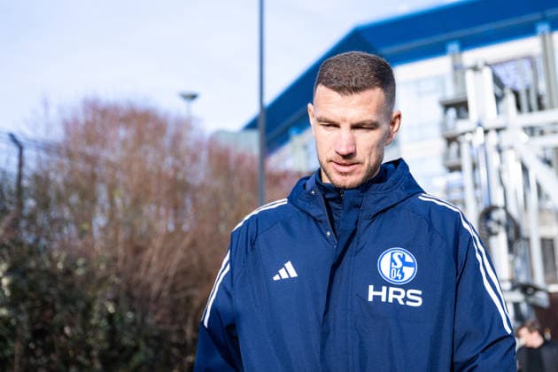 22 01 2026, Football, 2 Bundesliga, Season 2025 2026, Official presentation Edin Džeko Dzeko at FC Schalke 04, Edin Džeko FC Schalke 04 goes to the presentation, xRHR FOTO TKx Copyright: RHR-FOTOx RHR-FOTO TK