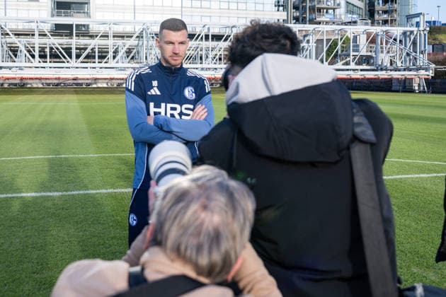 22 01 2026, Football, 2 Bundesliga, Season 2025 2026, Official presentation of Edin Džeko Dzeko at FC Schalke 04, Edin Džeko FC Schalke 04 in front of the arena and being photographed, xRHR FOTO TKx Copyright: RHR-FOTOx RHR-FOTO TK