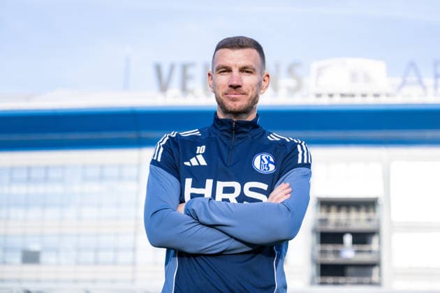 22 01 2026, Football, 2 Bundesliga, Season 2025 2026, Official presentation Edin Džeko Dzeko at FC Schalke 04, Edin Džeko FC Schalke 04 goes to the presentation, xRHR FOTO TKx Copyright: RHR-FOTOx RHR-FOTO TK