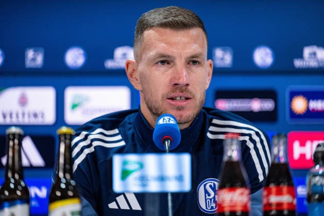 22 01 2026, Football, 2 Bundesliga, Season 2025 2026, Official presentation of Edin Džeko Dzeko at FC Schalke 04, Edin Džeko FC Schalke 04 xRHR FOTO TKx Copyright: RHR-FOTOx RHR-FOTO TK