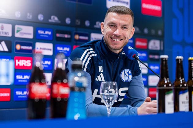 22 01 2026, Football, 2 Bundesliga, Season 2025 2026, Official presentation of Edin Džeko Dzeko at FC Schalke 04, Edin Džeko FC Schalke 04 xRHR FOTO TKx Copyright: RHR-FOTOx RHR-FOTO TK